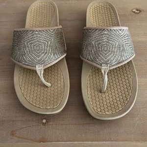 BareTraps‎ Women's Dasie Platform Sandals Thong FlipFlop Shoe Gold Size 11M